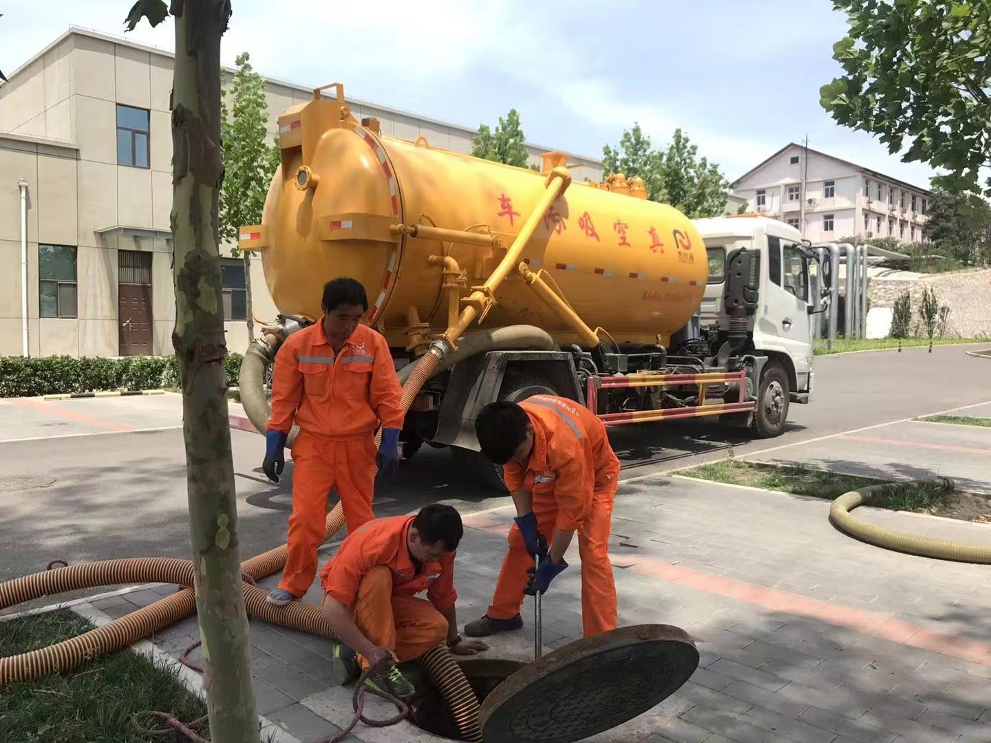 玉林管道疏通车停在窨井附近