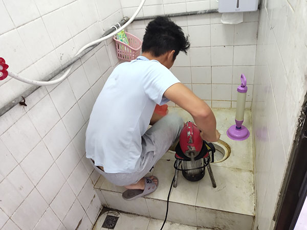 玉林管道堵塞冒臭气 专业师傅现场解决问题